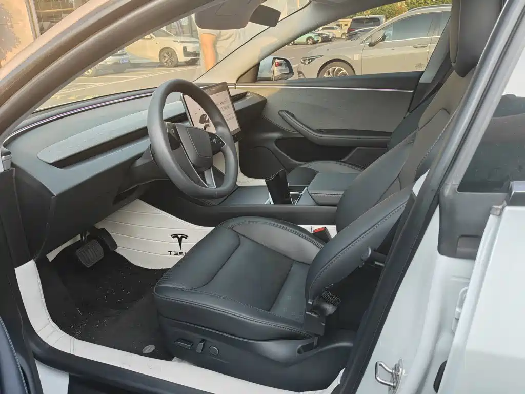 Tesla Model 3 — миниатюра 2