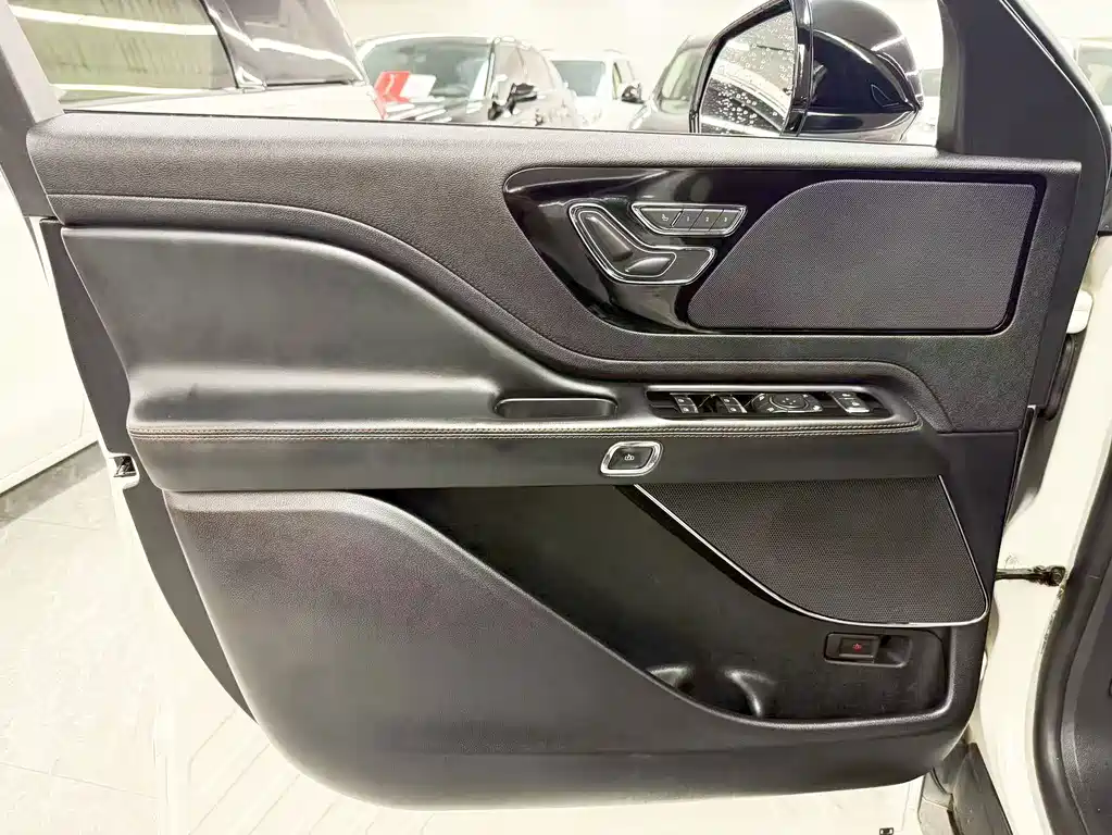 Lincoln Aviator — миниатюра 12
