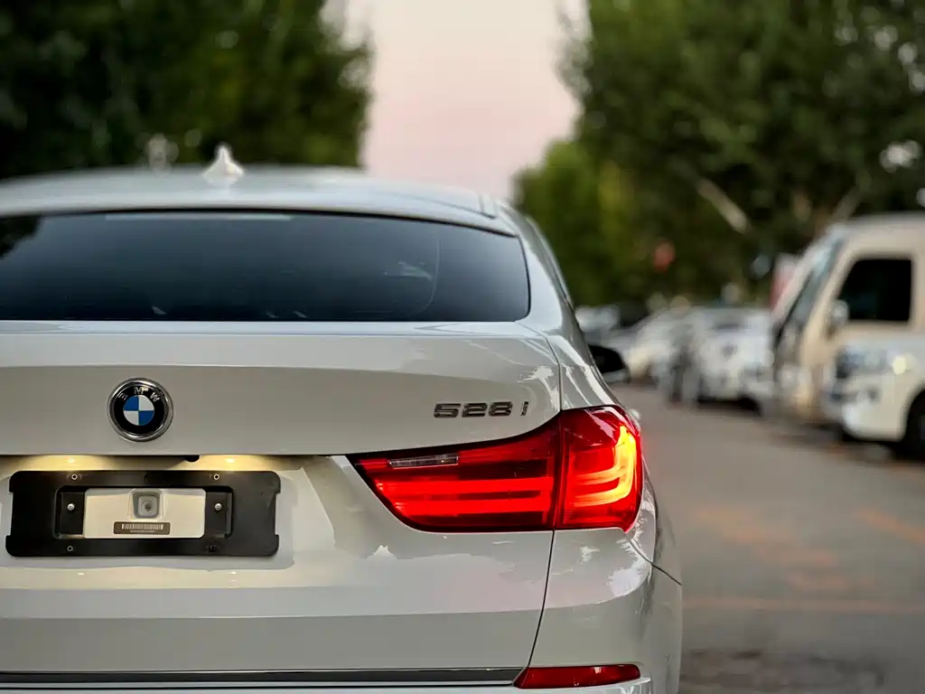 BMW 5 Series GT — миниатюра 39