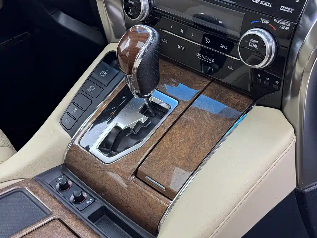Toyota Alphard — миниатюра 4