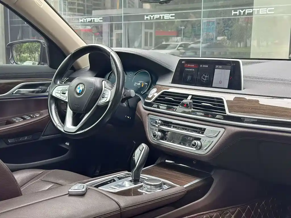 BMW 7 Series — миниатюра 9