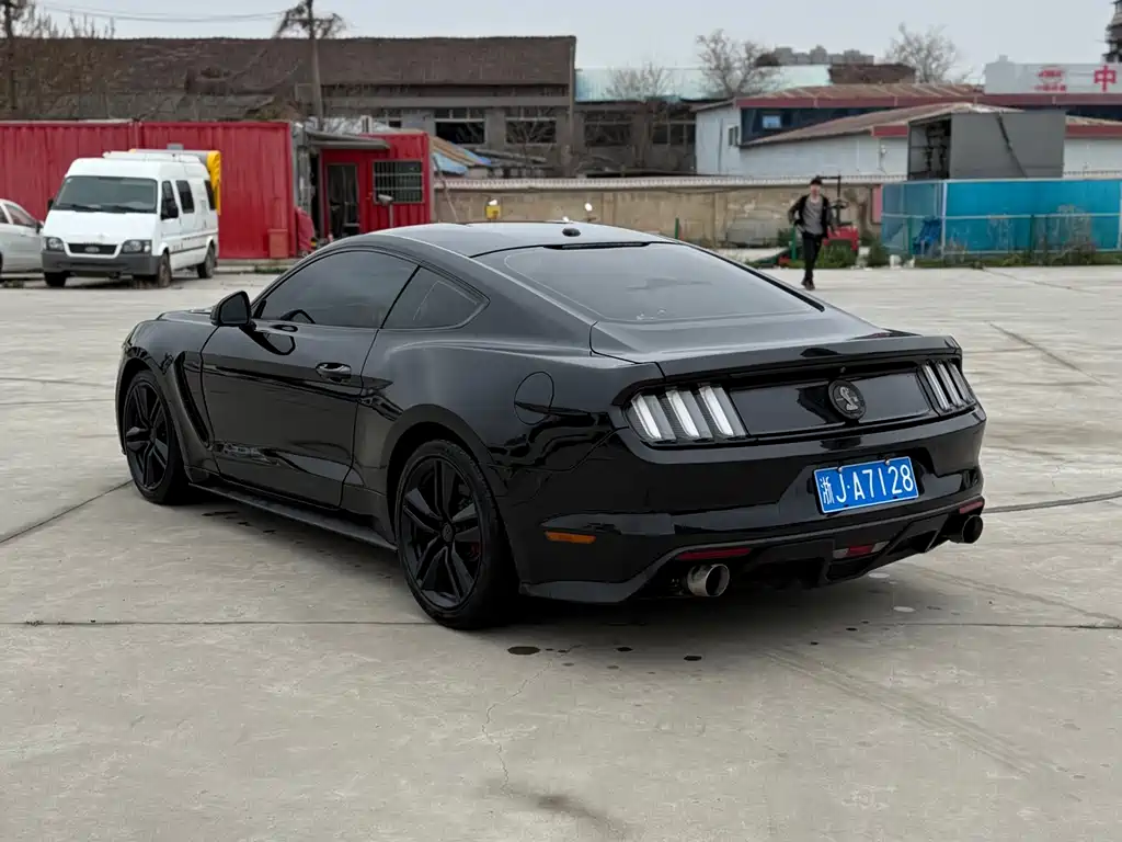 FORD MUSTANG