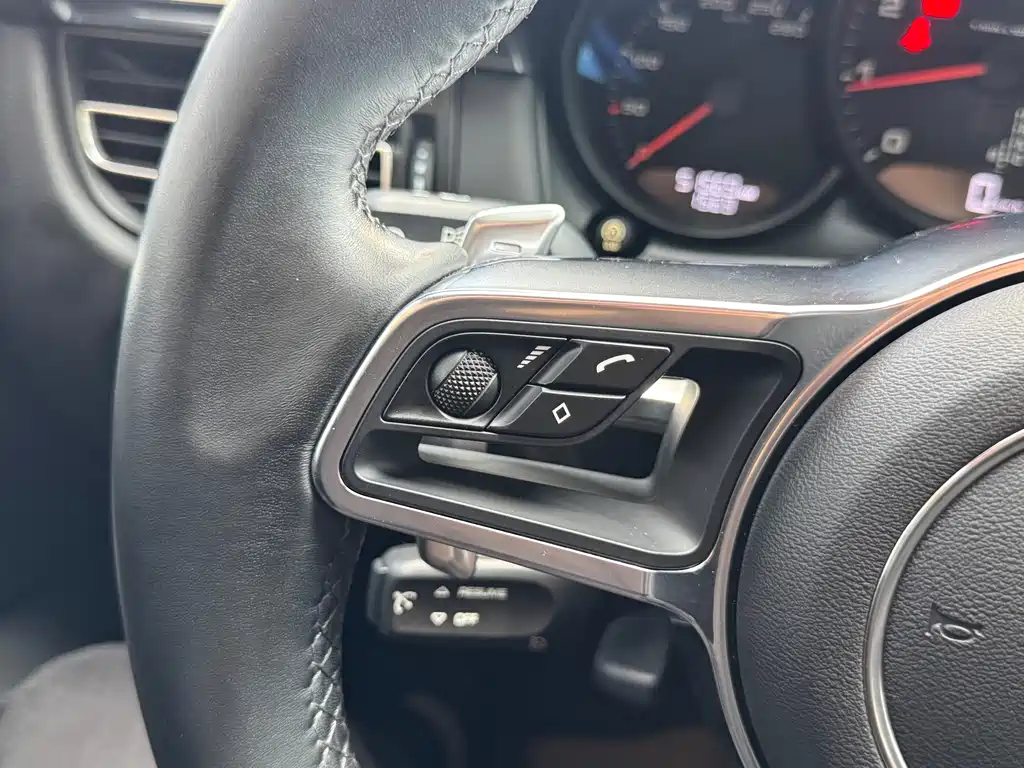 Porsche Macan — миниатюра 13