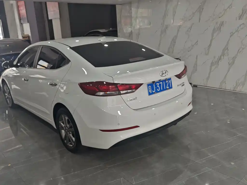Hyundai Elantra — миниатюра 3