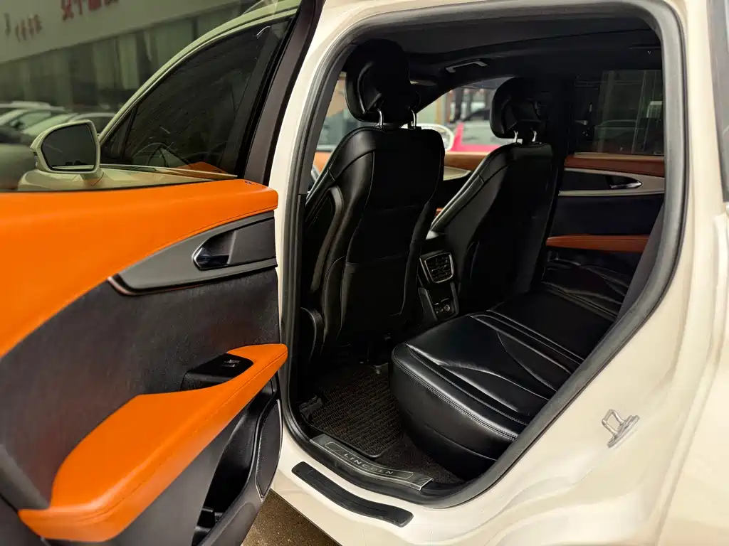 LINCOLN NAVIGATOR (IMPORT)