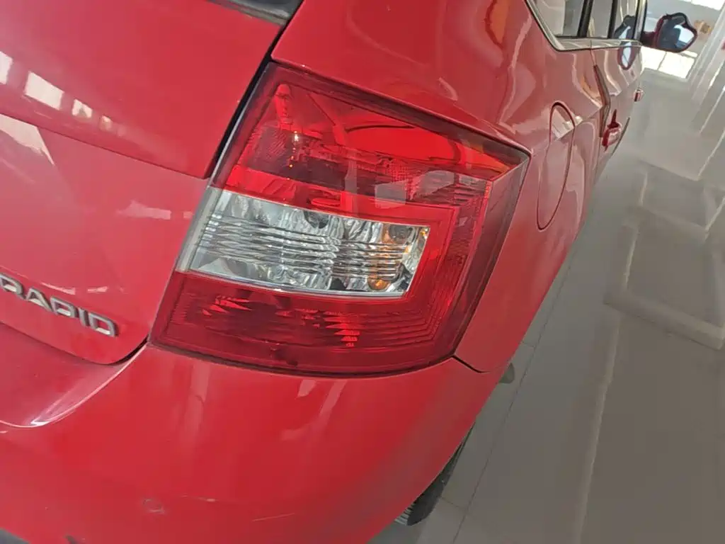 Skoda Rapid Spaceback — миниатюра 8