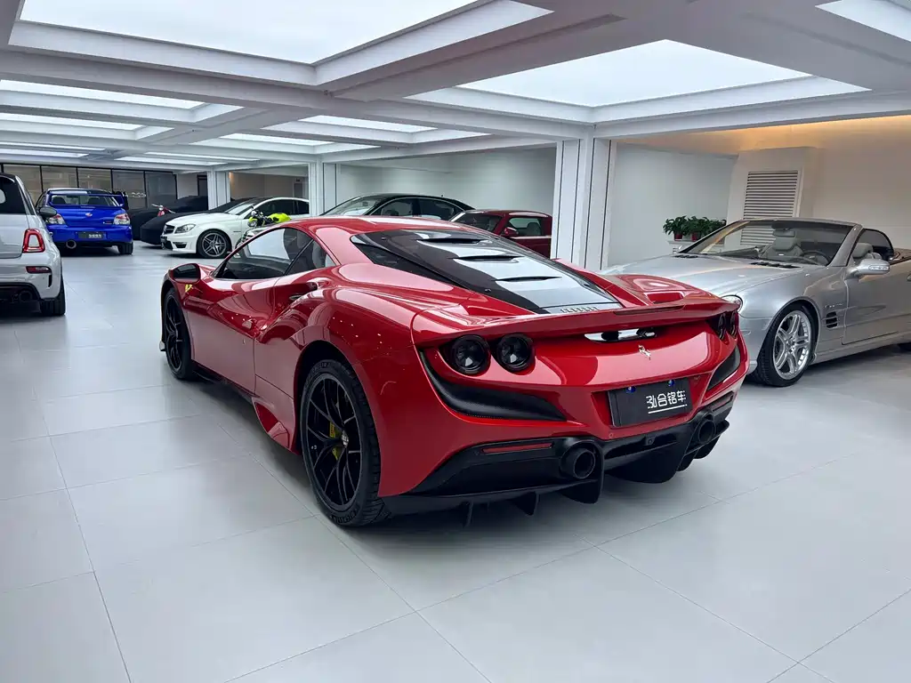 FERRARI F8