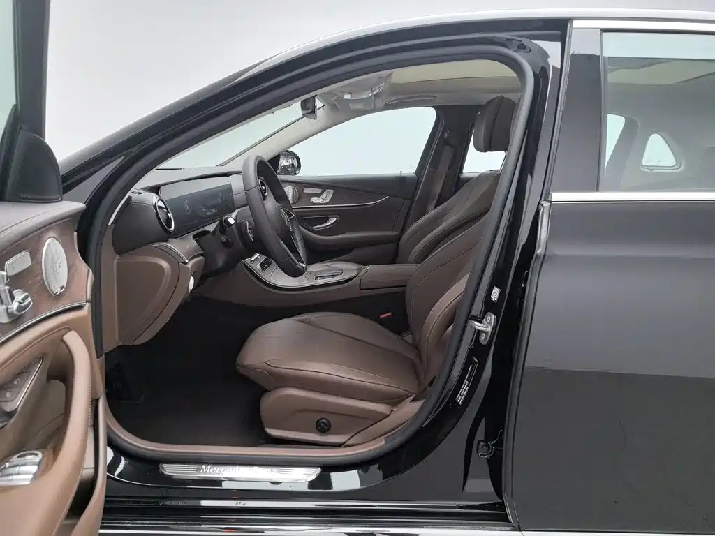Mercedes-Benz E-Class — миниатюра 10