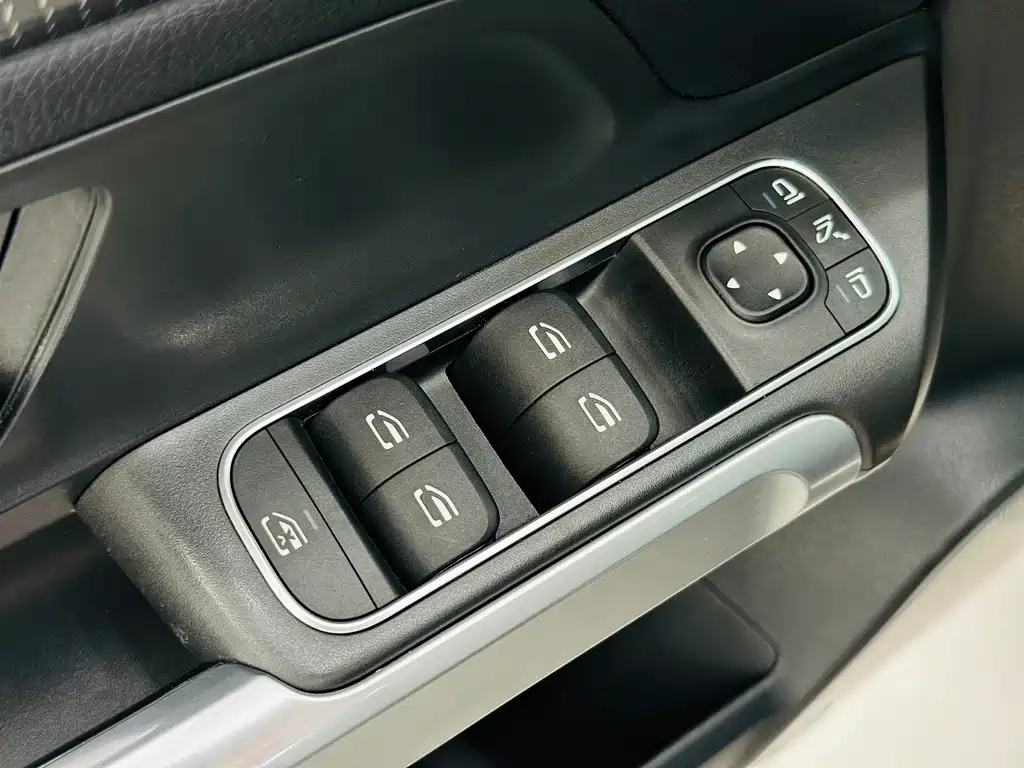 Mercedes-Benz GLB — миниатюра 12