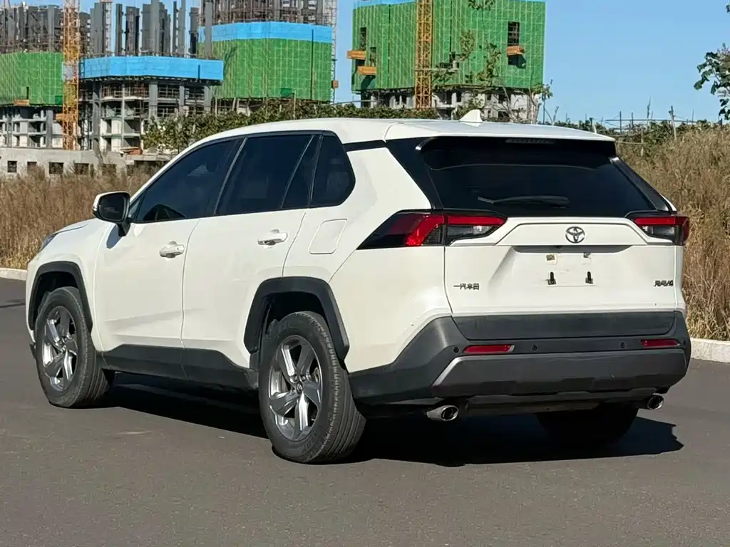 Toyota RAV4 — миниатюра 4