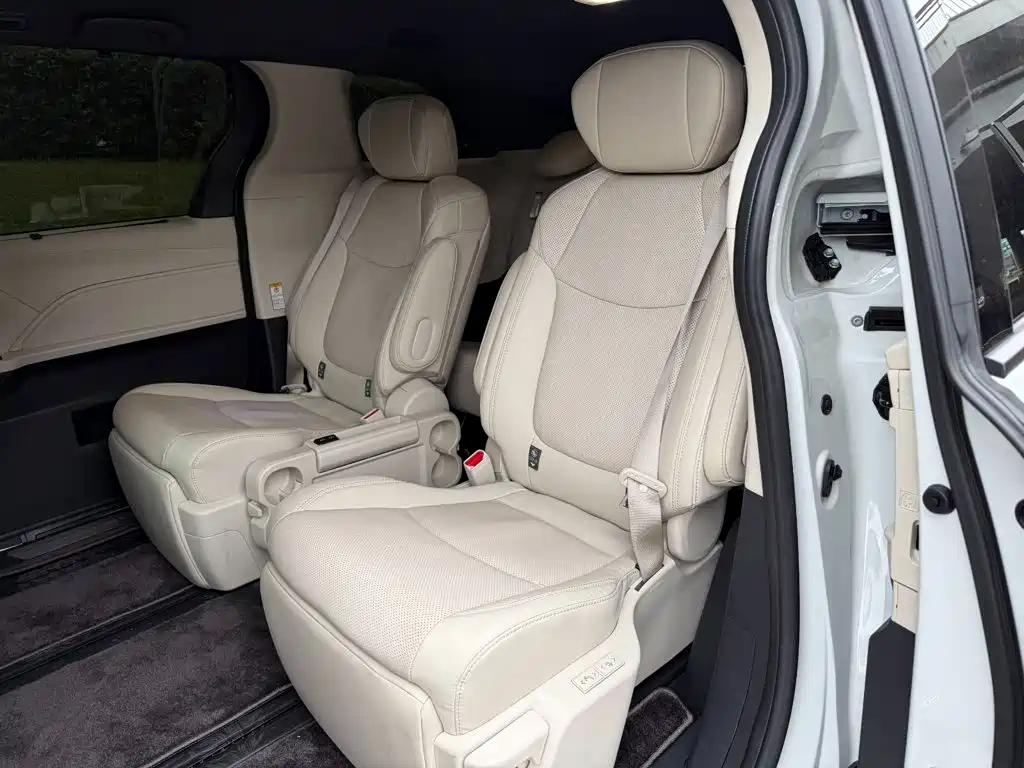 Toyota Sienna — миниатюра 12
