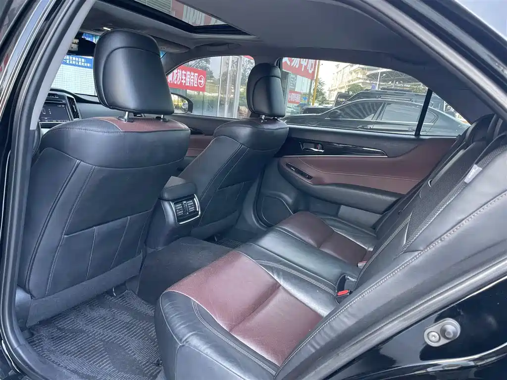 Toyota Crown — миниатюра 6