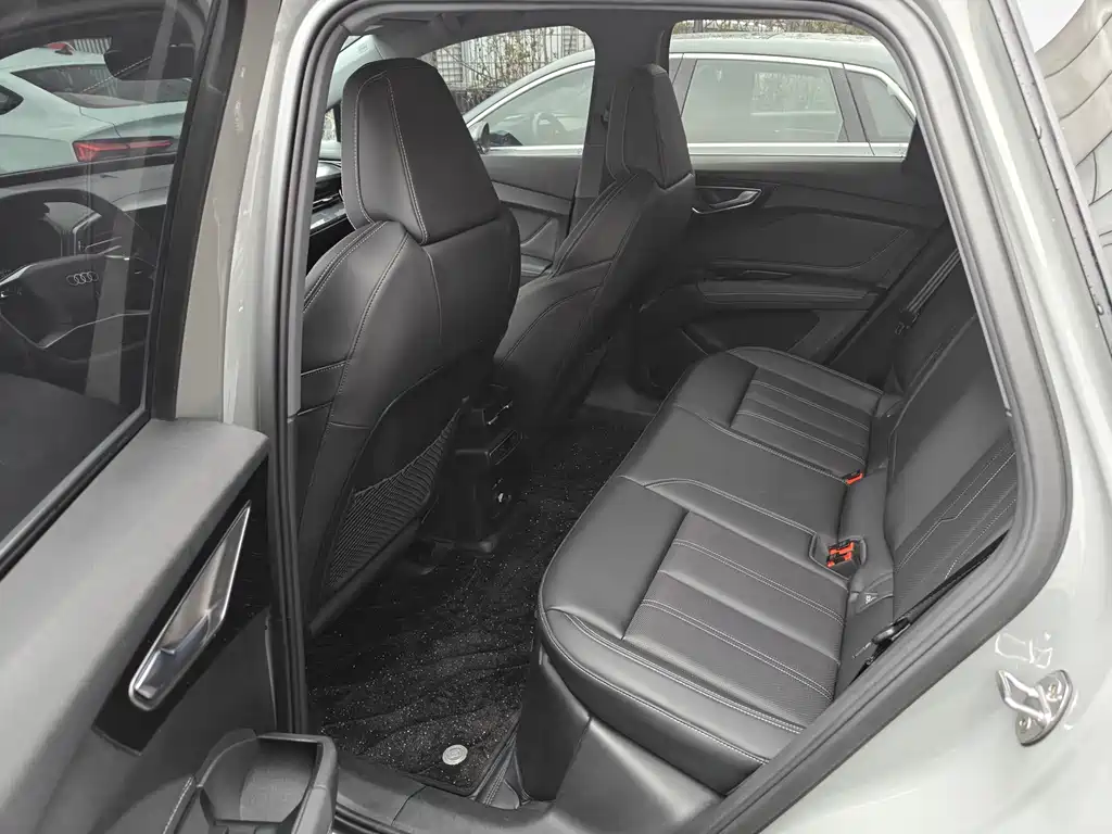 AUDI Q4 E TRON