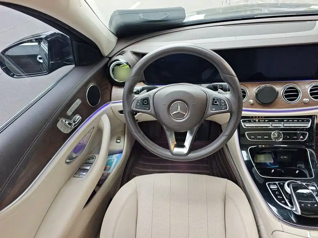 Mercedes-Benz E-Class — миниатюра 11