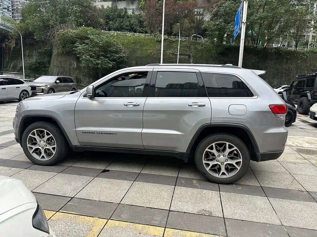 Jeep Grand Cherokee (Import) — миниатюра 2