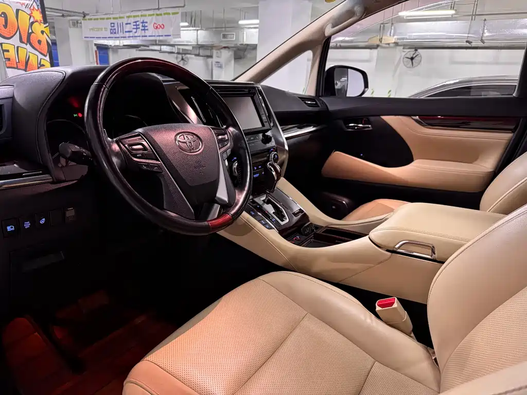Toyota Alphard — миниатюра 9