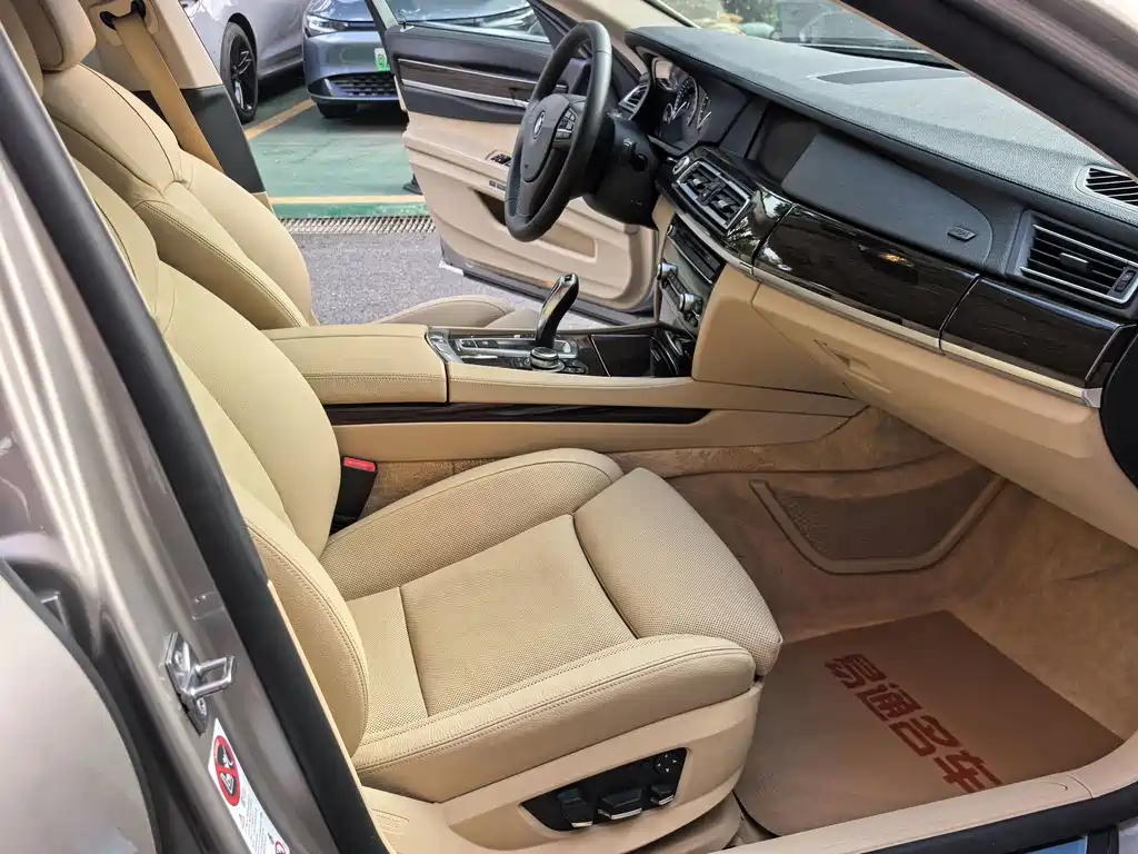 BMW 7 Series — миниатюра 24