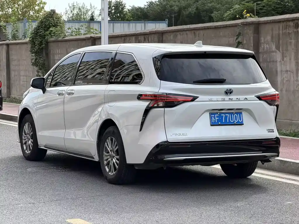 Toyota Sienna — миниатюра 3