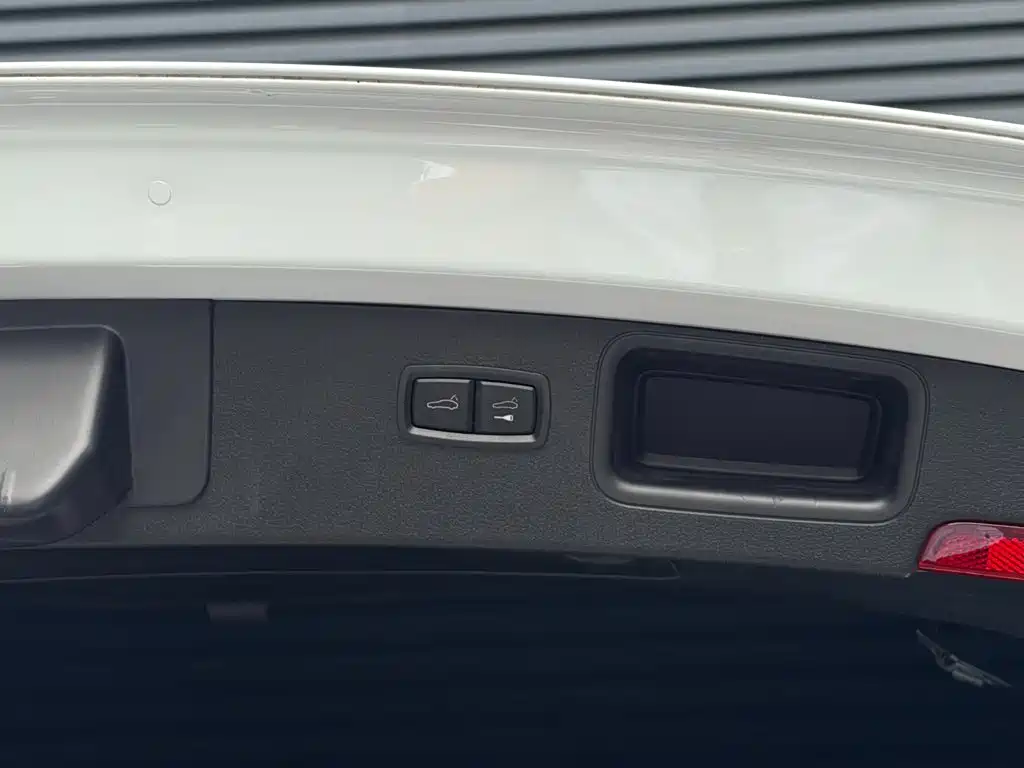 Porsche Macan — миниатюра 9