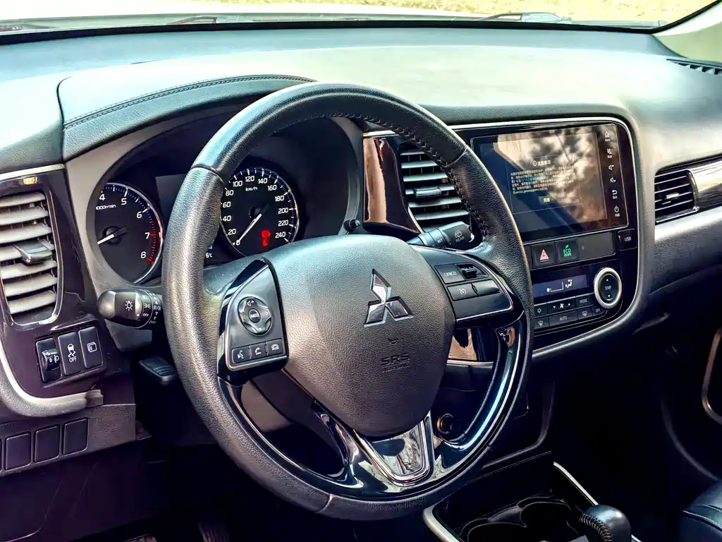 MITSUBISHI OUTLANDER