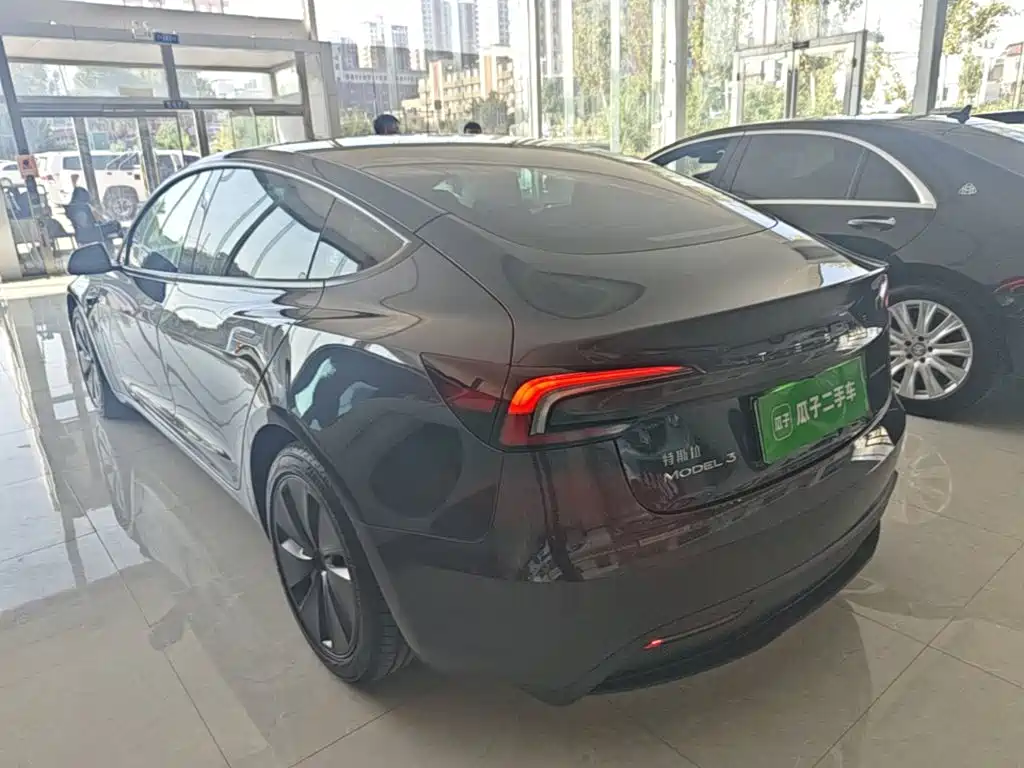 Tesla Model 3 — миниатюра 5
