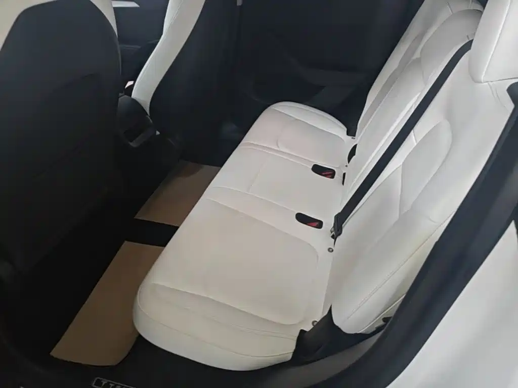 Tesla Model Y — миниатюра 17