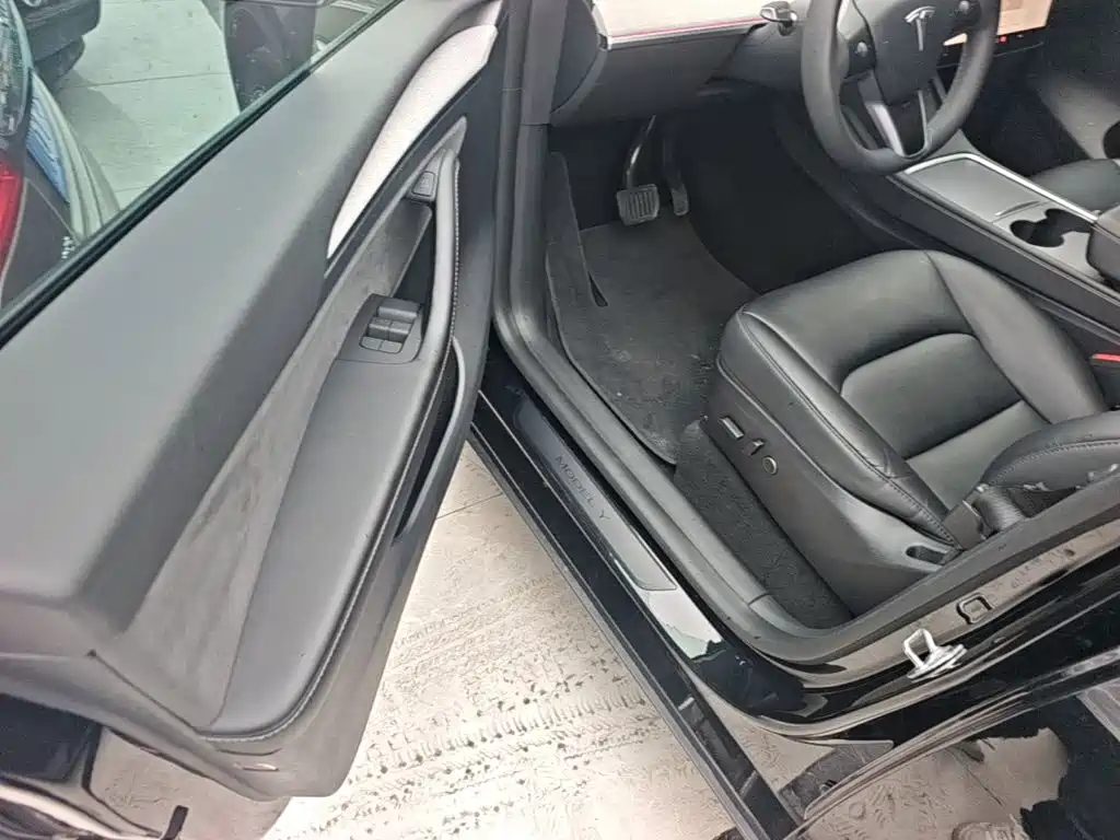 Tesla Model Y — миниатюра 16