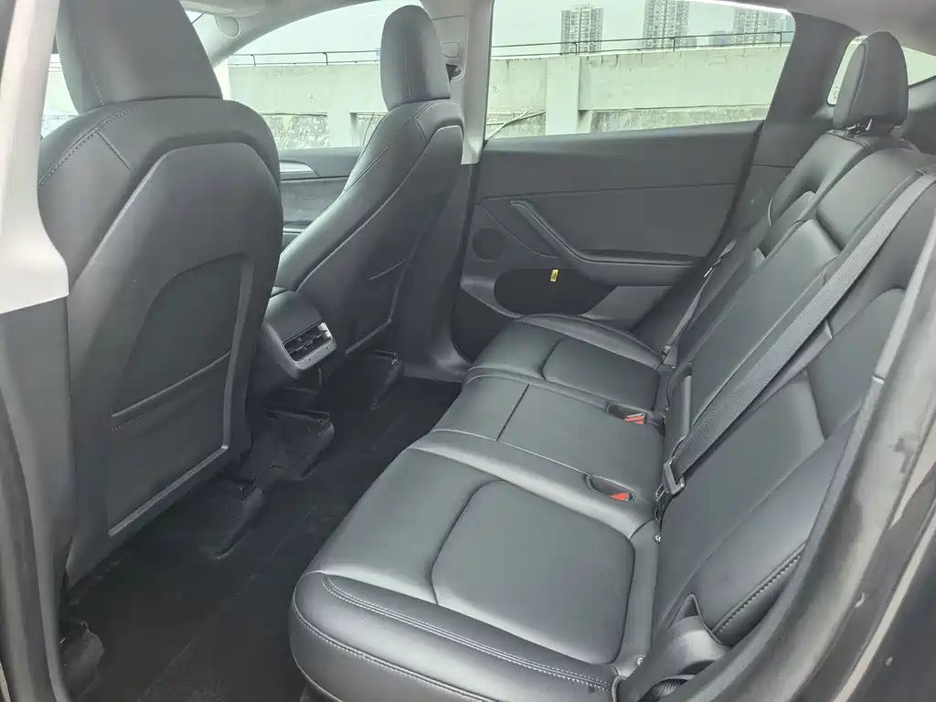 Tesla Model Y — миниатюра 9