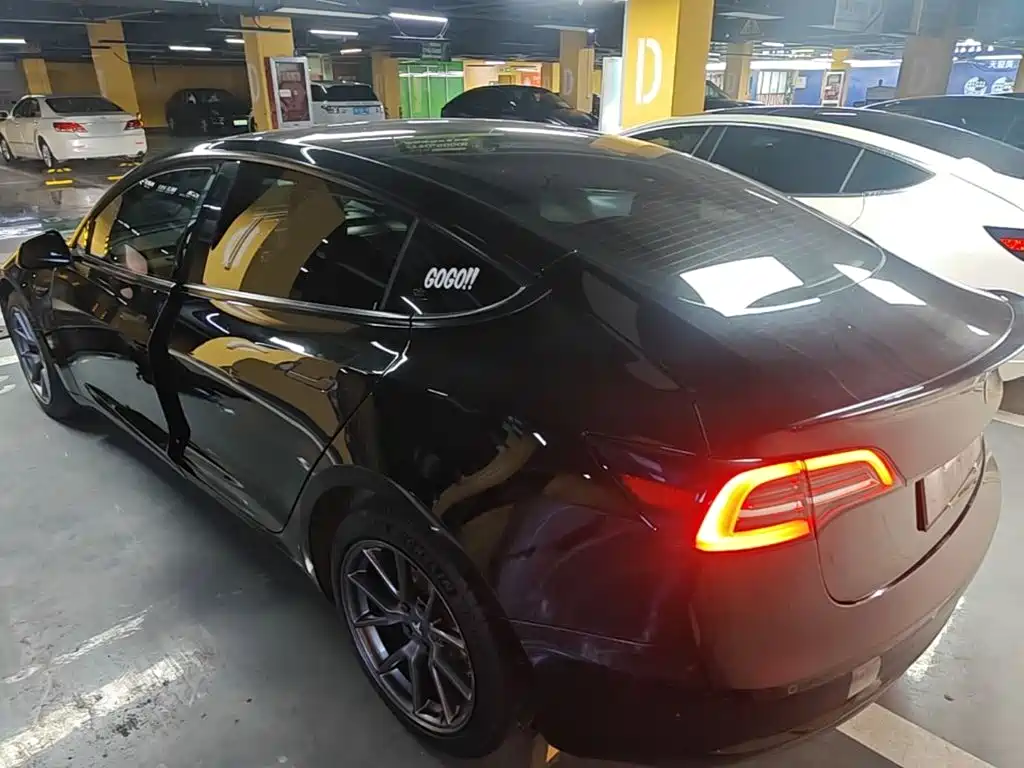 Tesla Model 3 — миниатюра 5