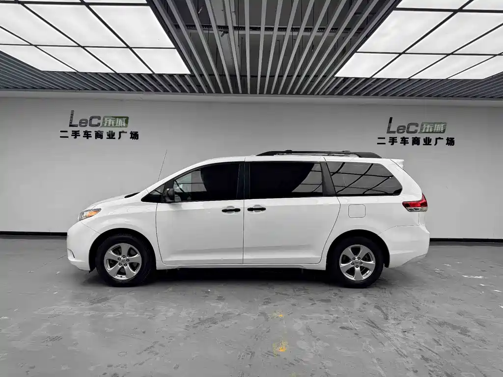 Toyota Sienna — миниатюра 7
