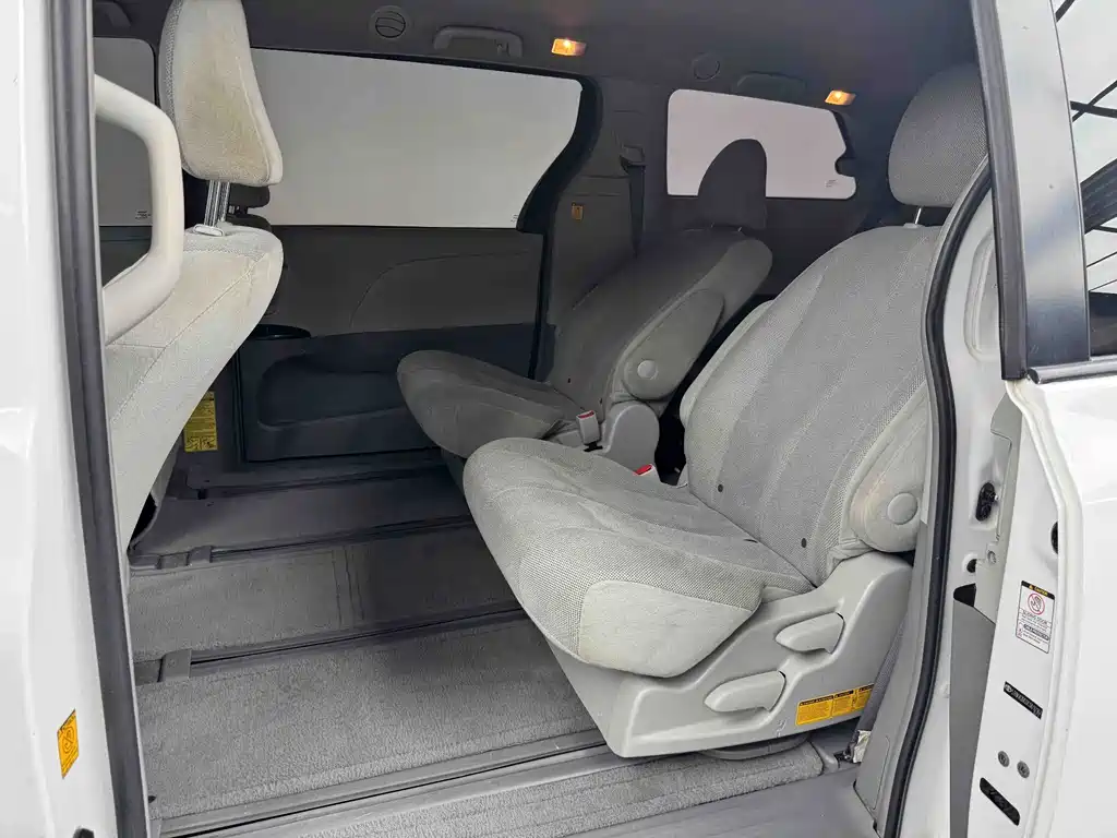 Toyota Sienna — миниатюра 10