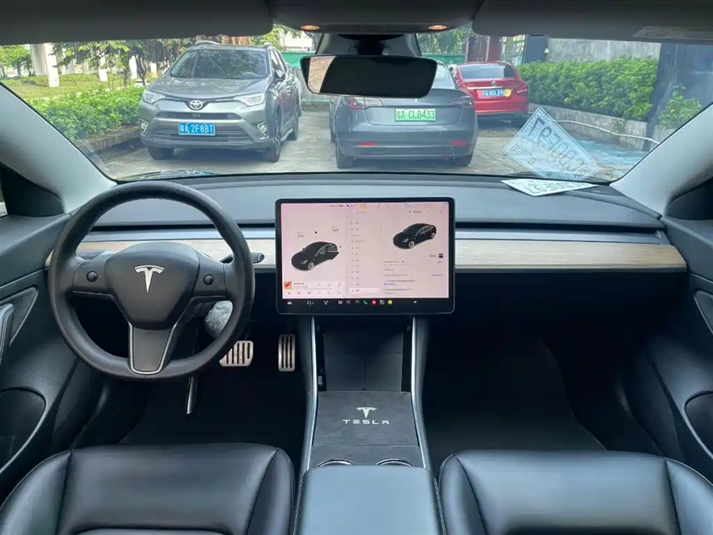 Tesla Model 3 — миниатюра 3