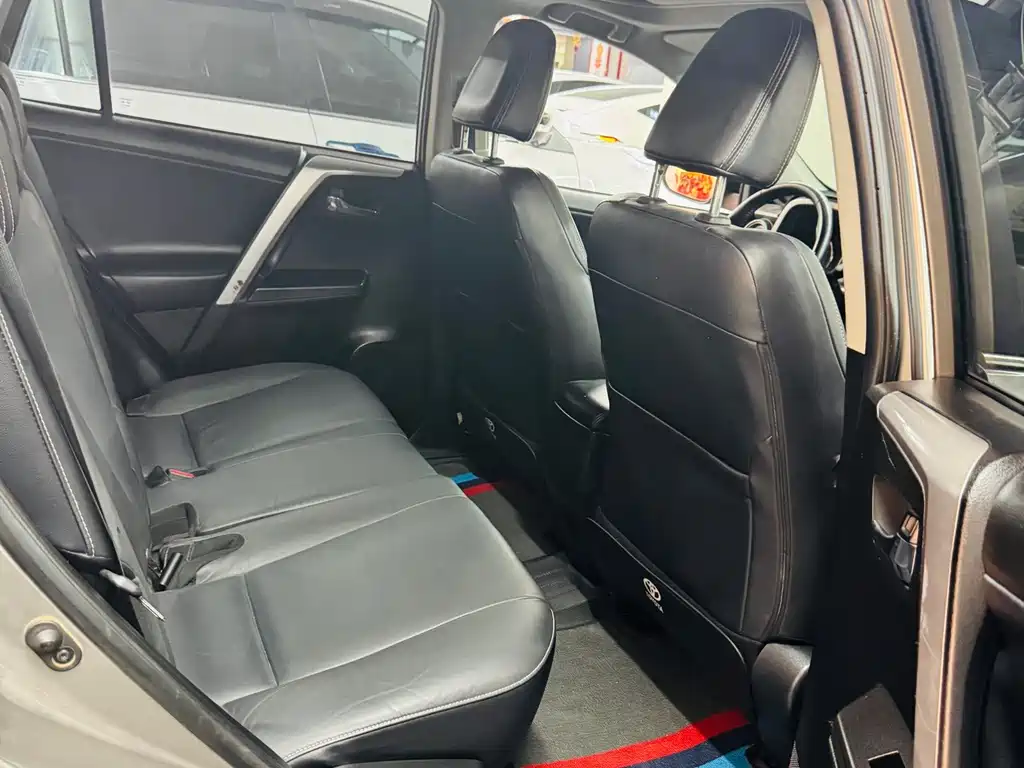 Toyota RAV4 — миниатюра 9