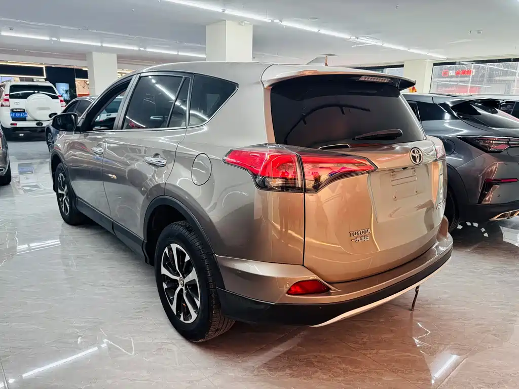 Toyota RAV4 — миниатюра 5
