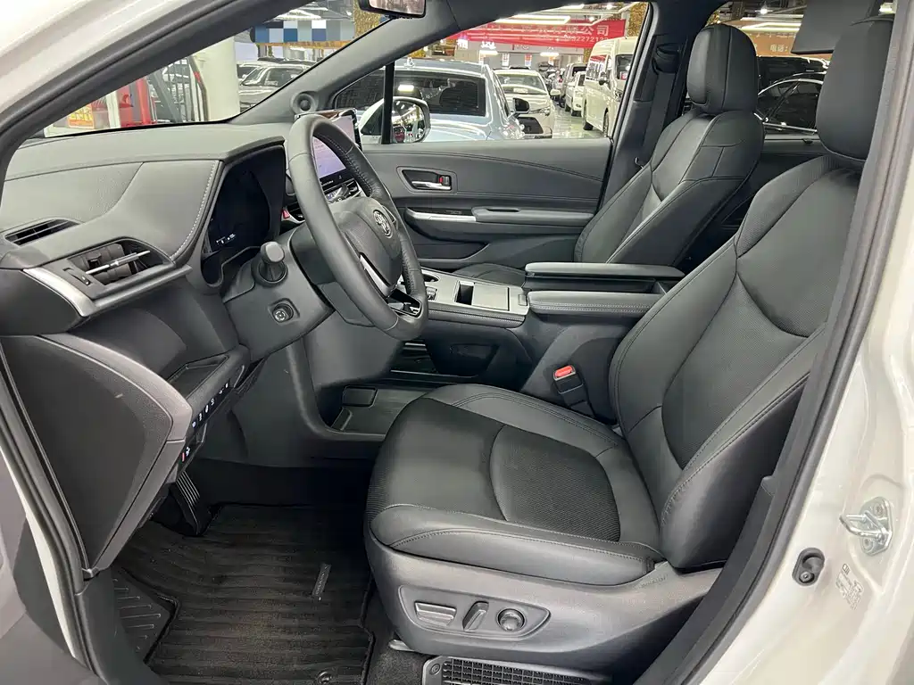 Toyota Granvia — миниатюра 5