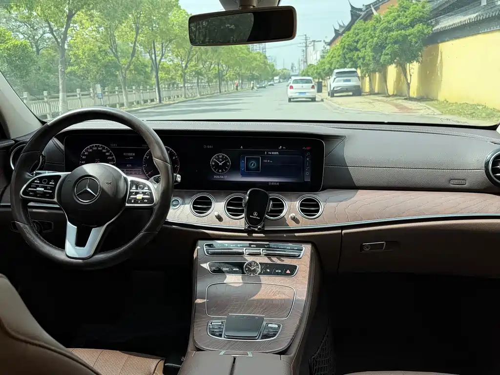 Mercedes-Benz E-Class — миниатюра 10