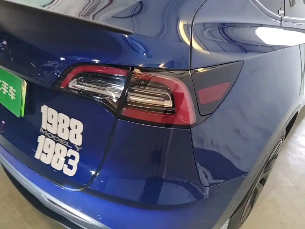 Tesla Model Y — миниатюра 8