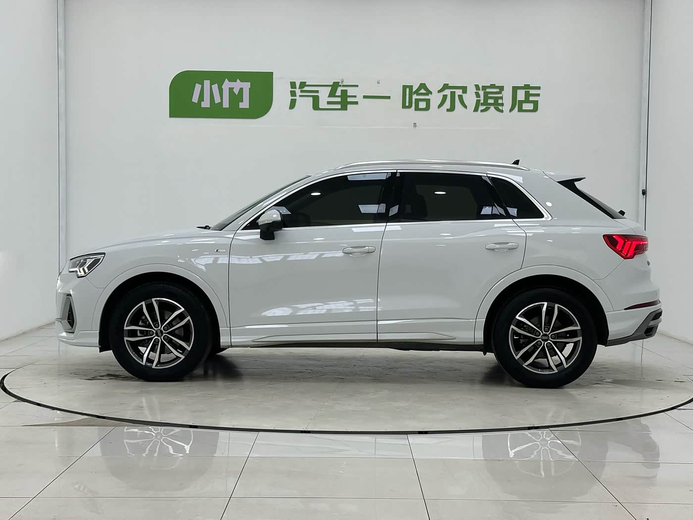 Audi Q3 1.4 л 2023 г. Белый, пробег 24000 км