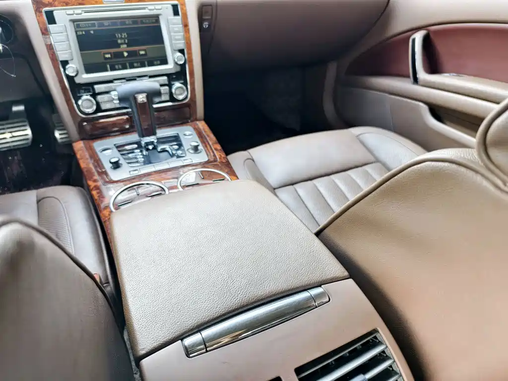 Volkswagen Phaeton — миниатюра 30
