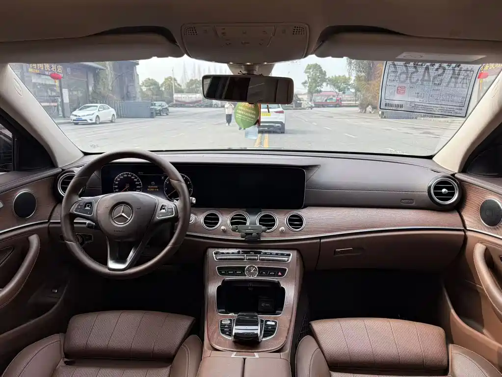 Mercedes-Benz E-Class — миниатюра 6