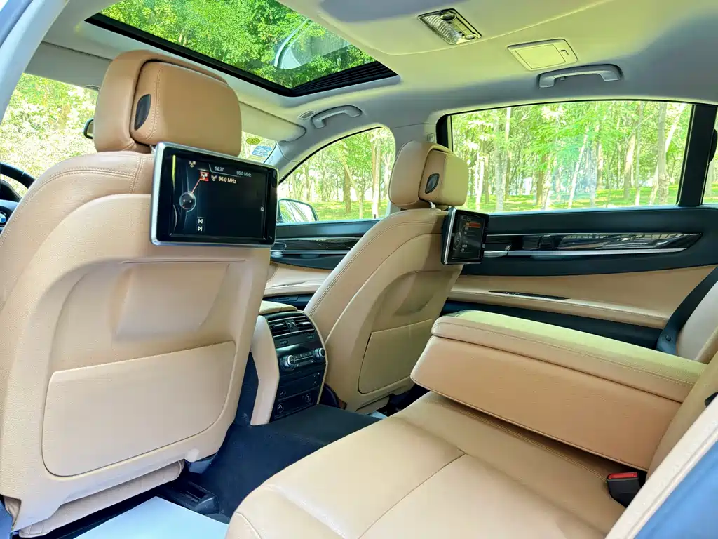 BMW 7 Series — миниатюра 9