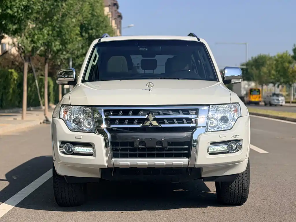 Mitsubishi Pajero (Import) — миниатюра 2