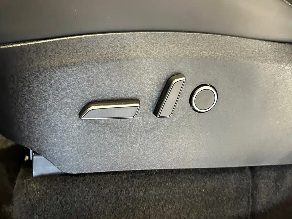 Tesla Model Y — миниатюра 8