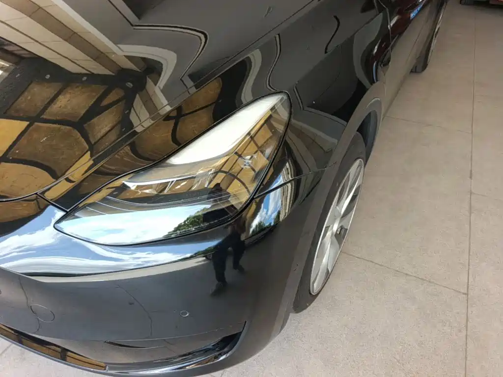 Tesla Model Y — миниатюра 24