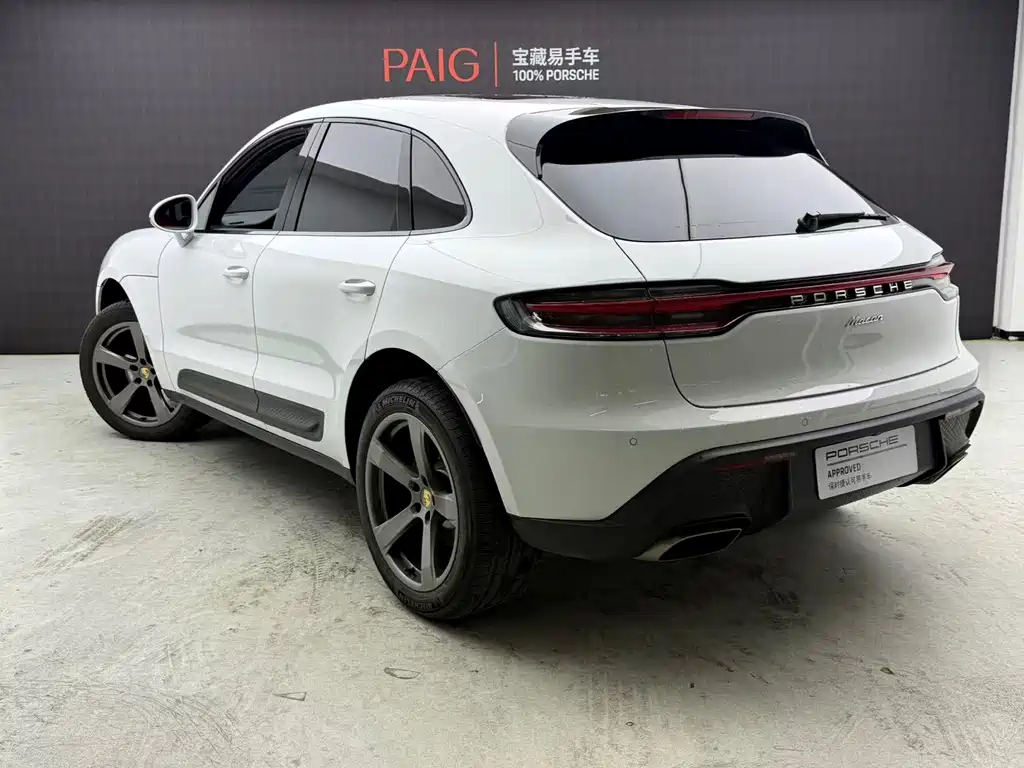 PORSCHE MACAN