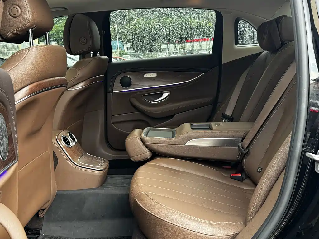 Mercedes-Benz E-Class — миниатюра 11