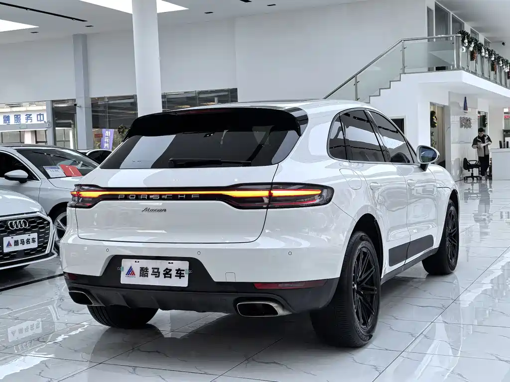 PORSCHE MACAN