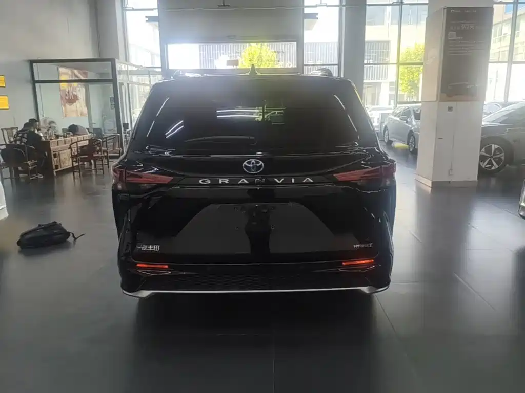 Toyota Granvia — миниатюра 6