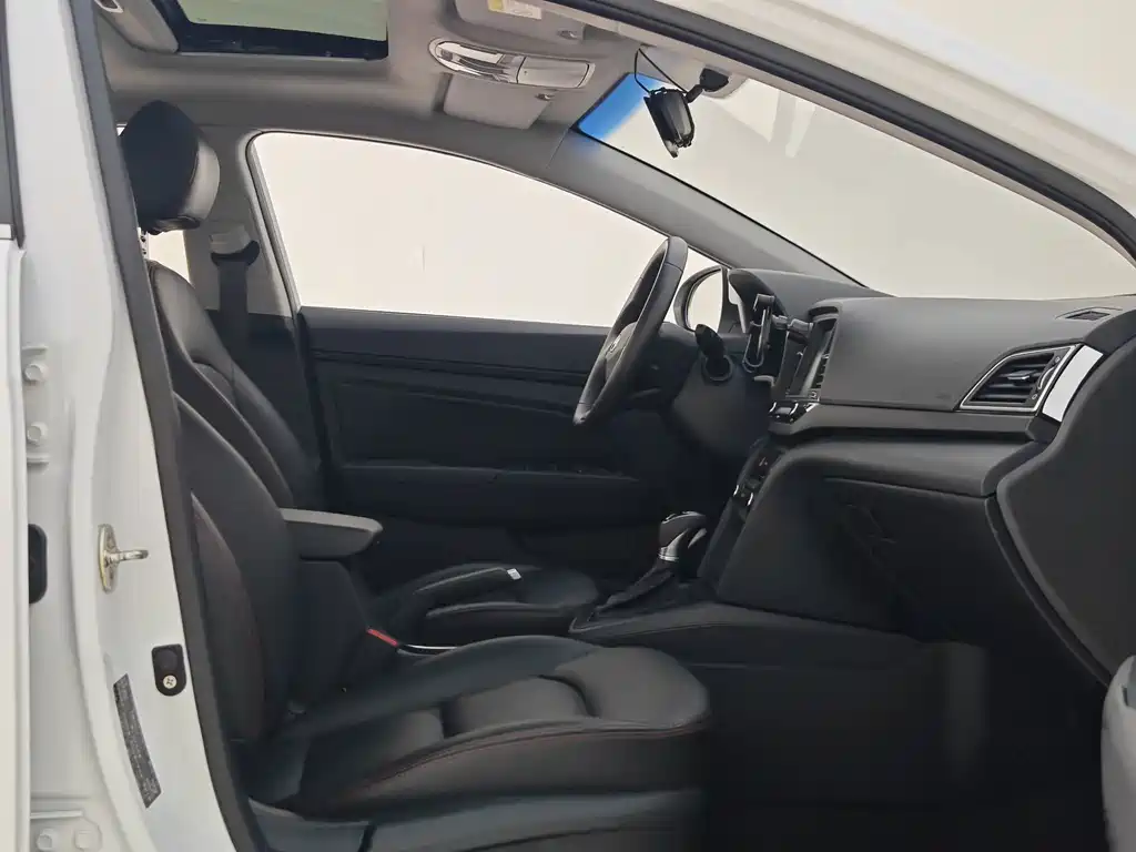 Hyundai Elantra — миниатюра 10