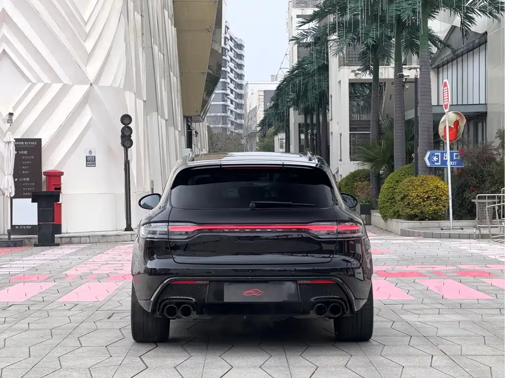 PORSCHE MACAN